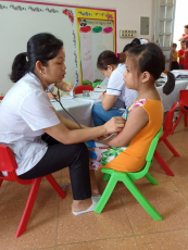 Trường Mầm non Noong Bua triển khai chiến dịch tiêm bổ sung vắc xin Sởi – Rubella cho trẻ.